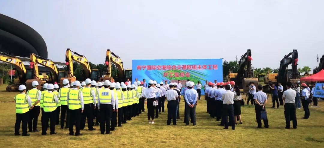 铁建办专职副主任龙力,南宁市人民政府副市长李建文,广西交通投资集团