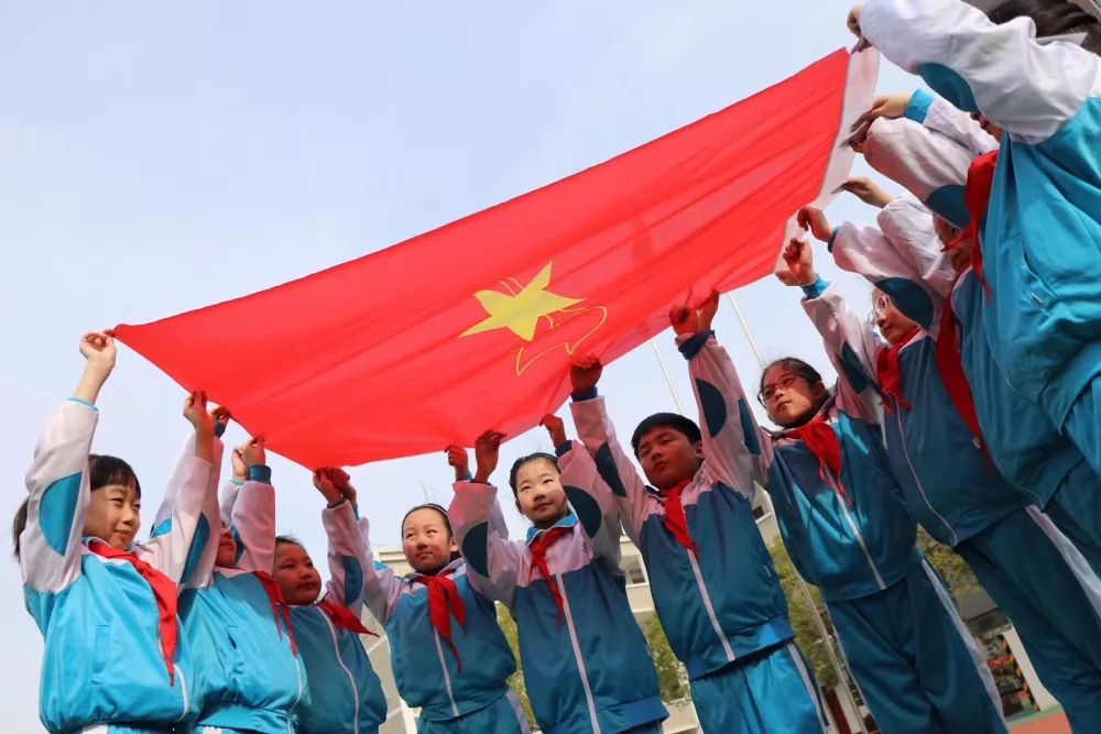 继承革命先辈的光荣传统爱祖国,爱人民鲜艳的红领巾飘扬在前胸70年来