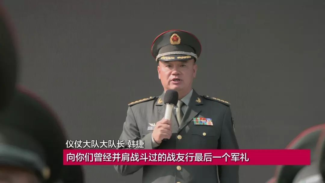 刚参加过国庆阅兵的仪仗队员退伍了离别前最后一次敬礼看哭