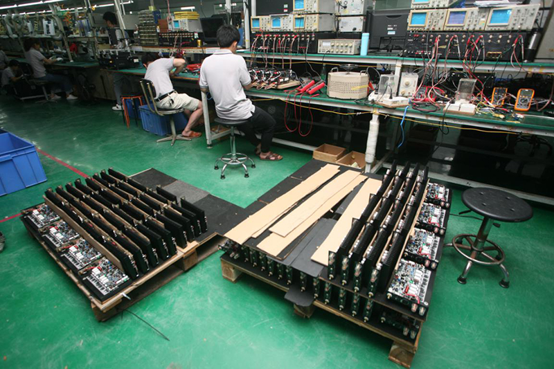 确认合格的电路板都会集中摆放管理员工正在对音响器材进行最后的总