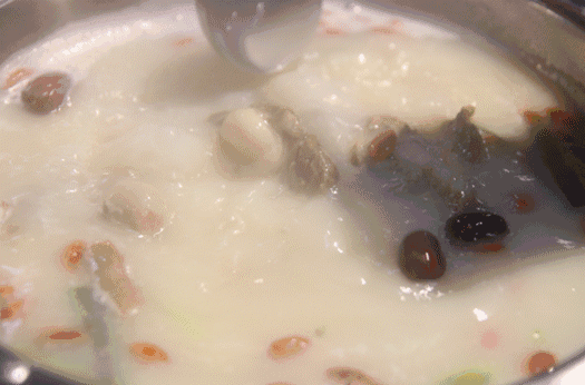 锅底是羊骨熬制而成的羊汤吃完烤全羊再搞内脏火锅那种感觉真是爽快至