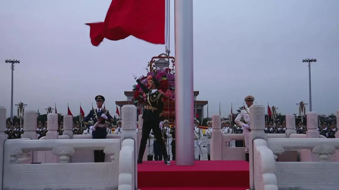 刚参加过国庆阅兵的仪仗队员退伍了离别前最后一次敬礼看哭