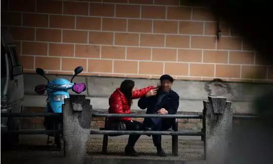 她们三五成群地在老年人居多的公园里转悠,用轻佻的动作招揽老年人