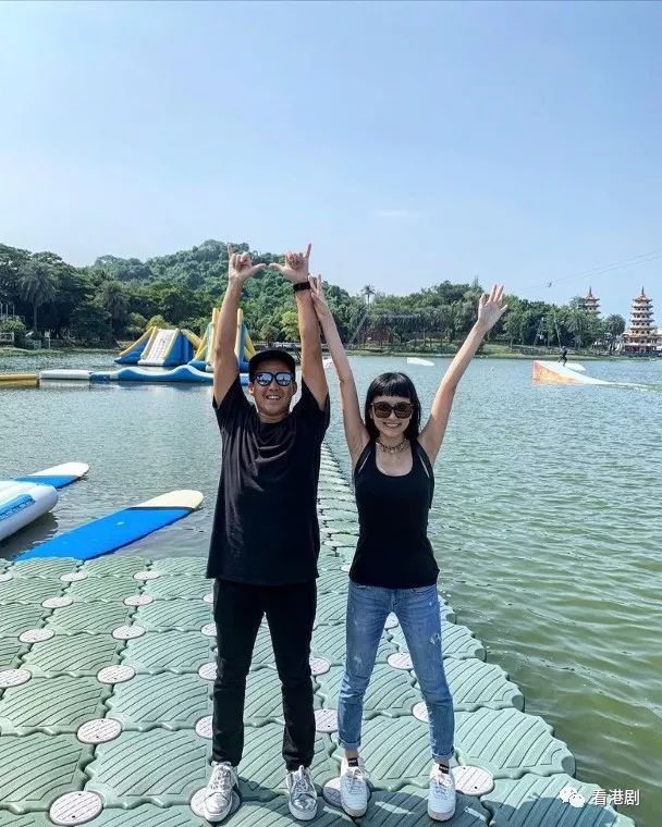 黑色情侣装 陈嘉宝孖老公游高雄