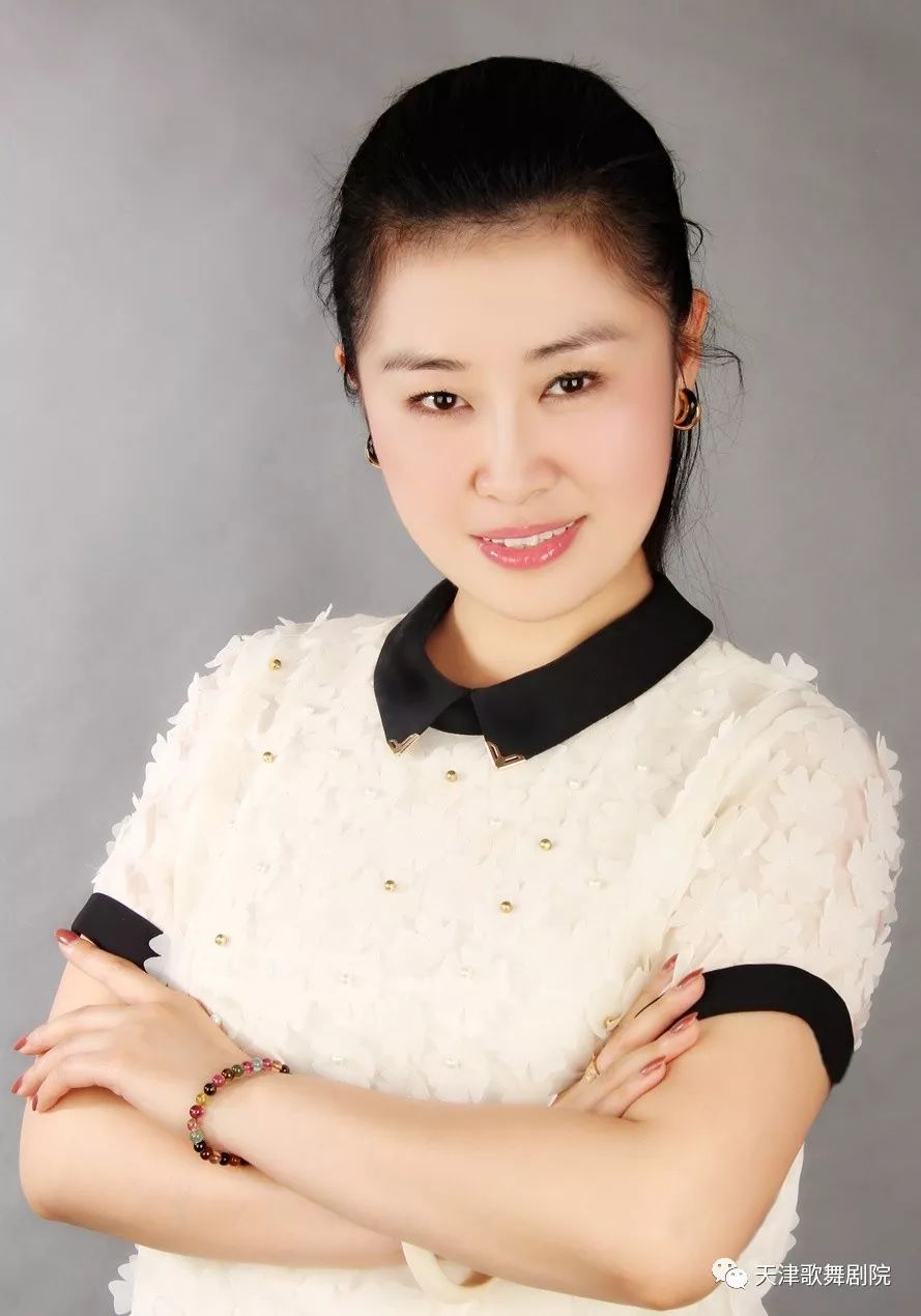 我站立的地方是中国》作词:李劲 作曲:亢竹青《在此刻》作词:葛根塔娜