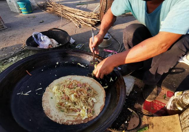 菜场早点之煎饼包奇特煎饼卷只有河北海兴才看到有这吃法