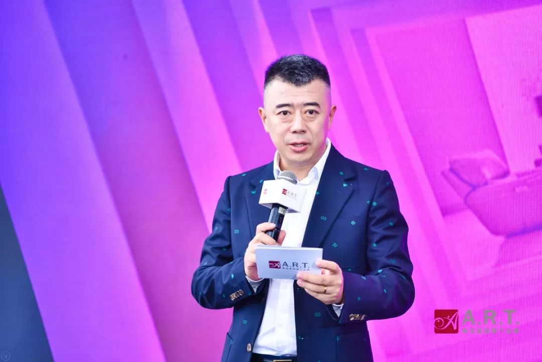 不得了了不得了了娃儿些快围过来郭京飞来贵阳耍大牌啦