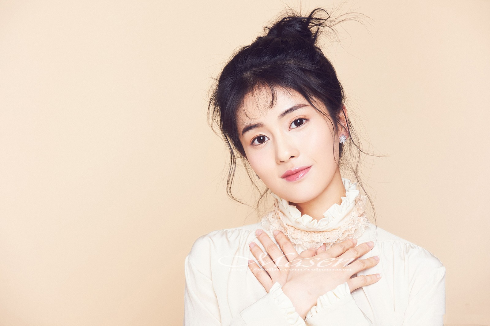 白鹿的经历非常曲折,豆蔻年华时喜欢看韩剧,长大之后鼓起