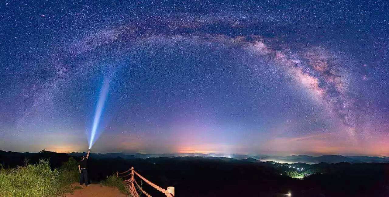 在灵山的烟霞山景区,不仅能欣赏到最美星空,还是欣赏到萤火虫的最佳