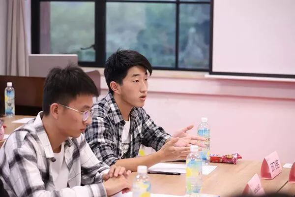 图为华理商学院学生会外联部部长邱飞铭介绍峰会承办经验在短暂的休息