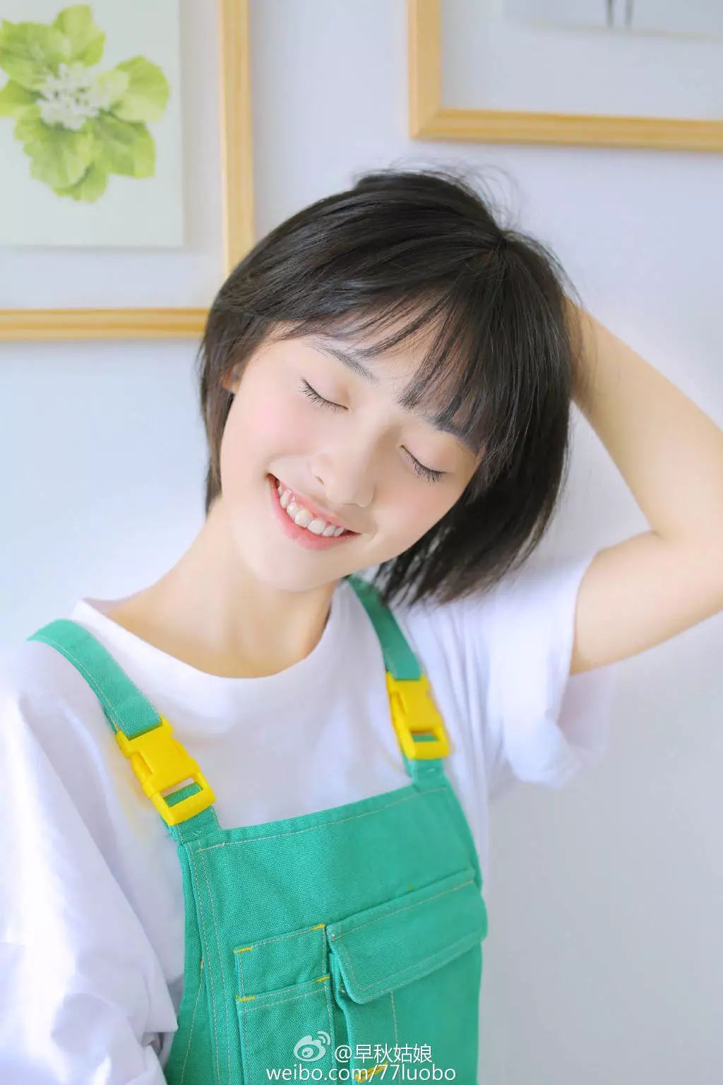 的,她清爽的齐刘海短发,利落没有多余的修饰,透着"初恋"才会有青涩感