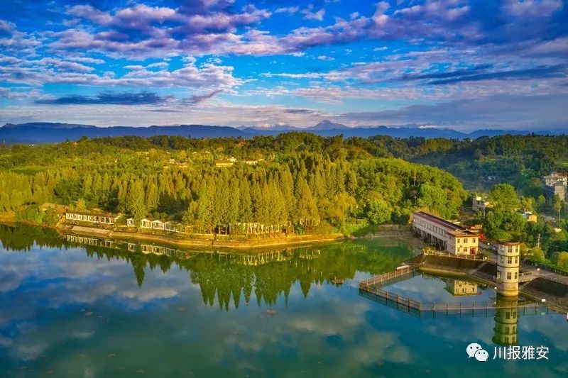 彩霞满天晴空下的百丈湖美呆了