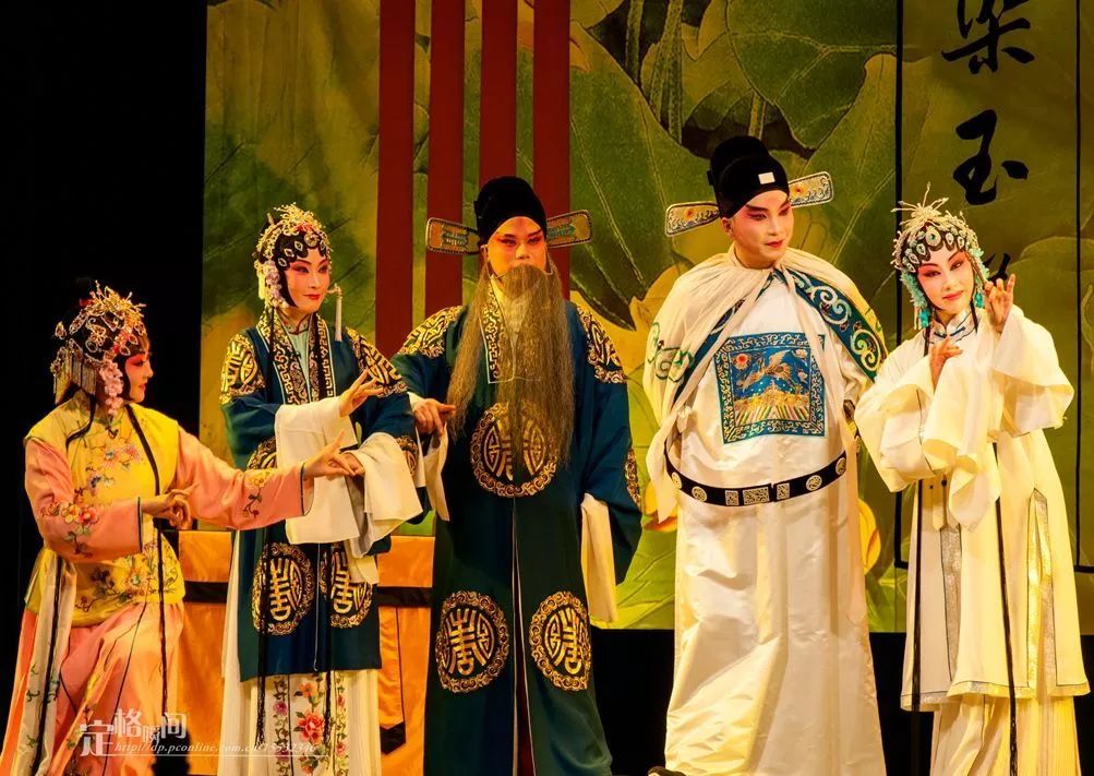 是在前代戏曲艺术宋杂剧和金院本的基础上发展起来的一种戏剧样式