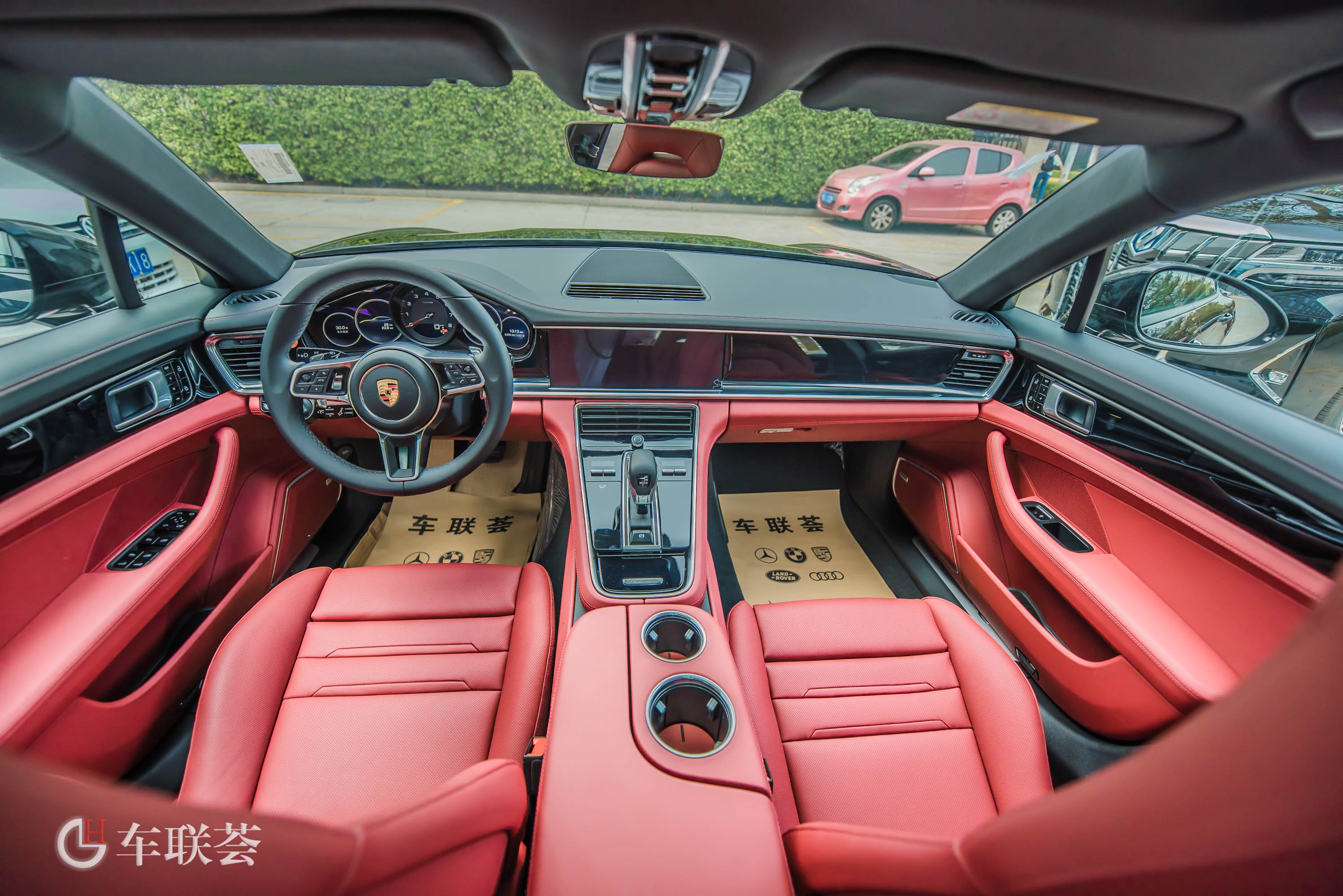 保时捷涨价在即19款保时捷帕拉梅拉4黑玉外红内实车到店图