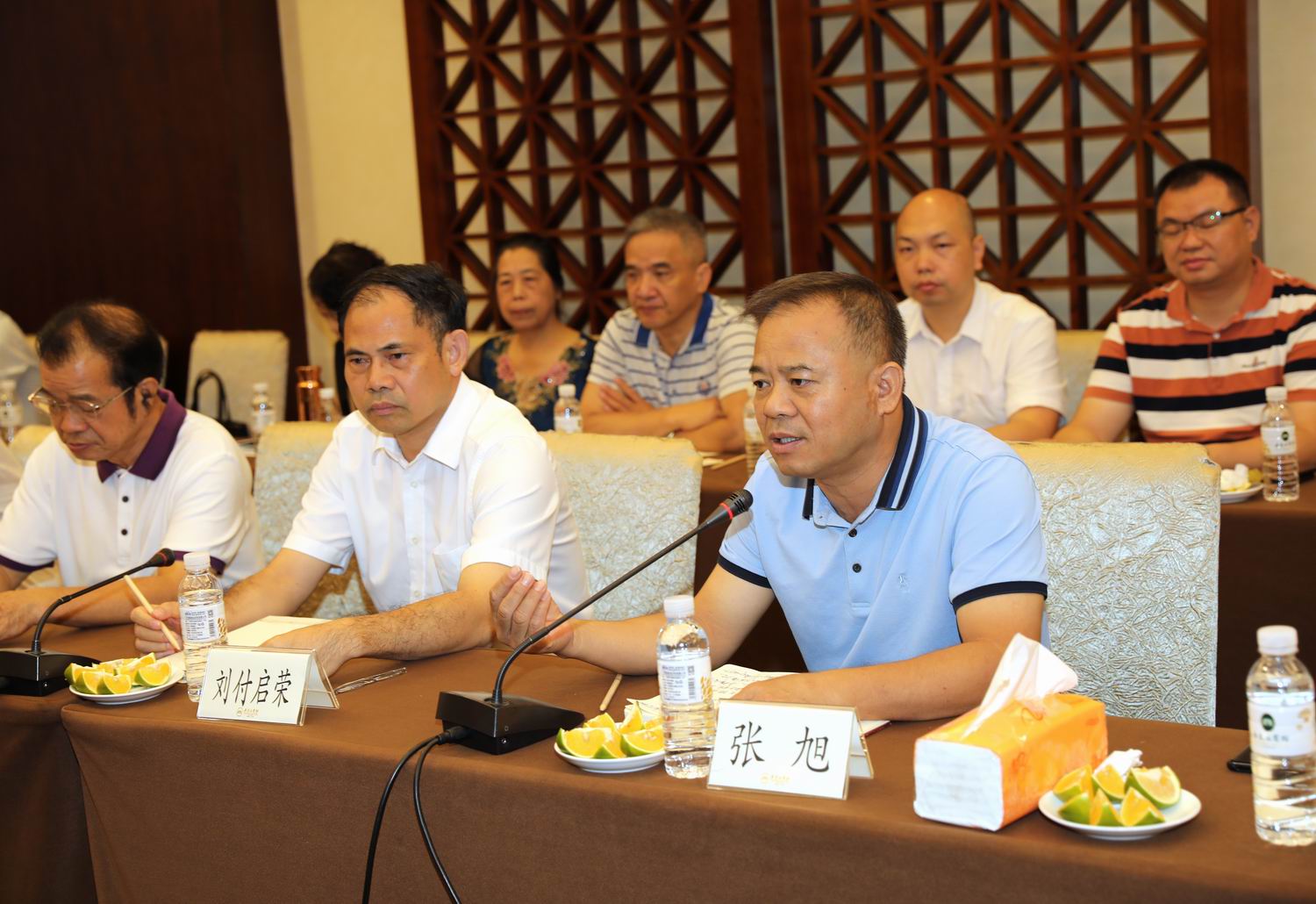 廉江中学张旭校长向广大廉中校友发出了百年校庆邀请函