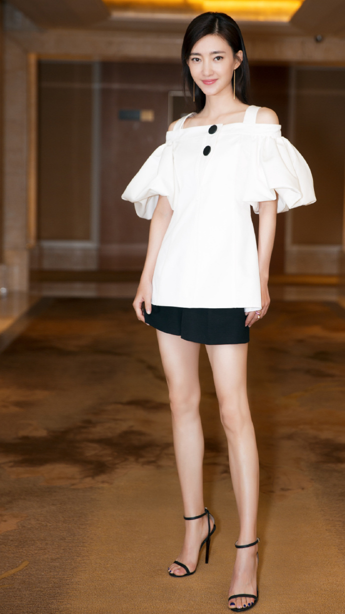 王丽坤也太潮了吧短裤配长靴机场高调秀腿素颜面孔也超a