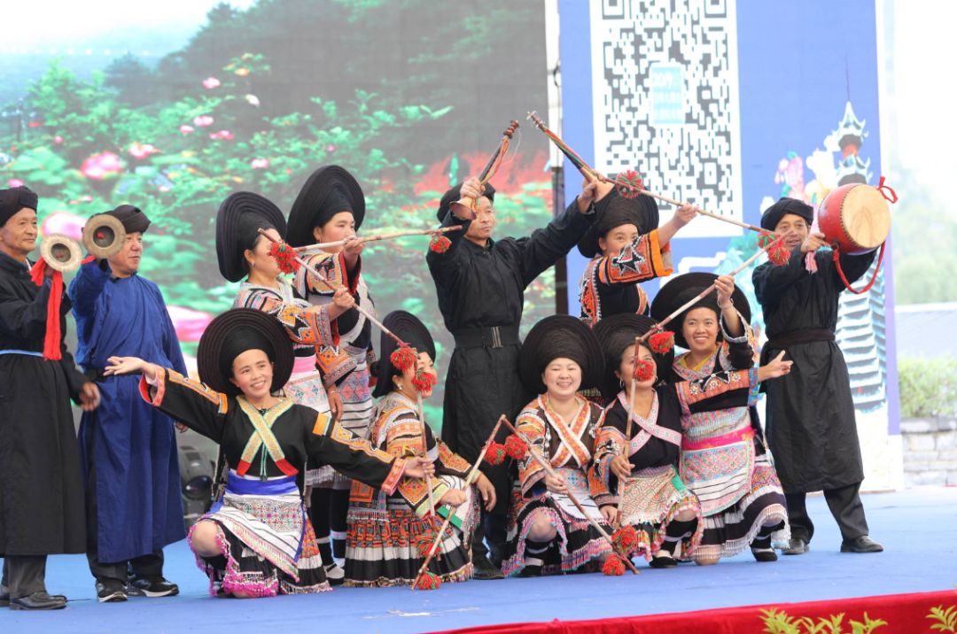 《花棍舞》享誉黔中的苗族农民画就来自这一支系小花苗服饰以蓝色为主