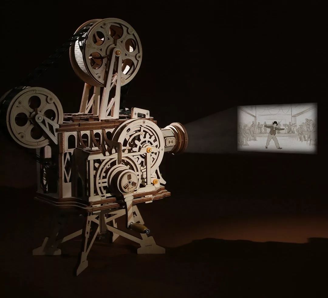 用木板拼一台老式放映机在家里就能播放胶片电影