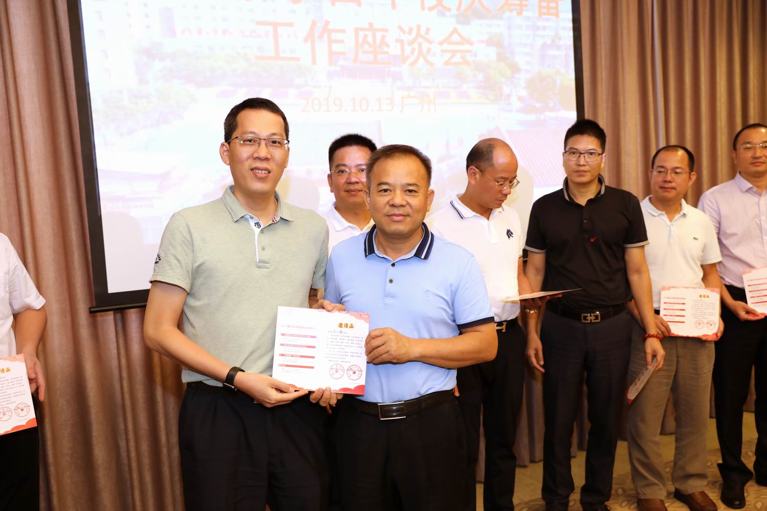 廉江中学张旭校长向广大廉中校友发出了百年校庆邀请函