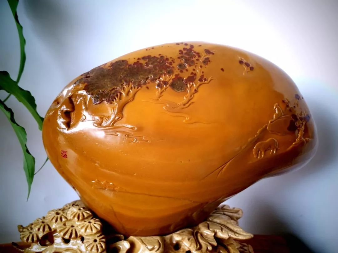 《停车坐爱枫林晚》当然,作为玉石雕刻大师,他的创作不限于黄蜡石