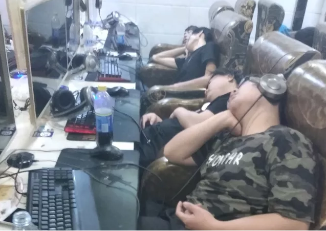网吧通宵最典型的四张睡觉照片第二种姿势是网吧老油条的最爱