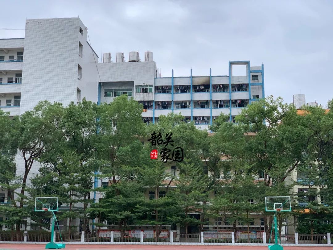 昨晚韶关医学院一女生宿舍发生火灾远处居民楼能见熊熊火光