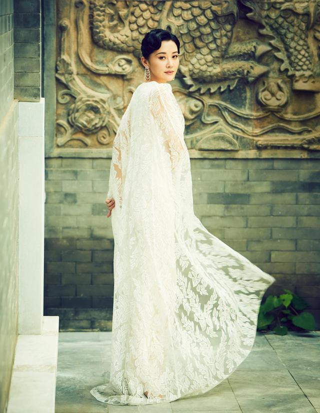 50岁许晴依旧风情万种,一袭红色抹胸裙,将东方美诠释淋漓尽致