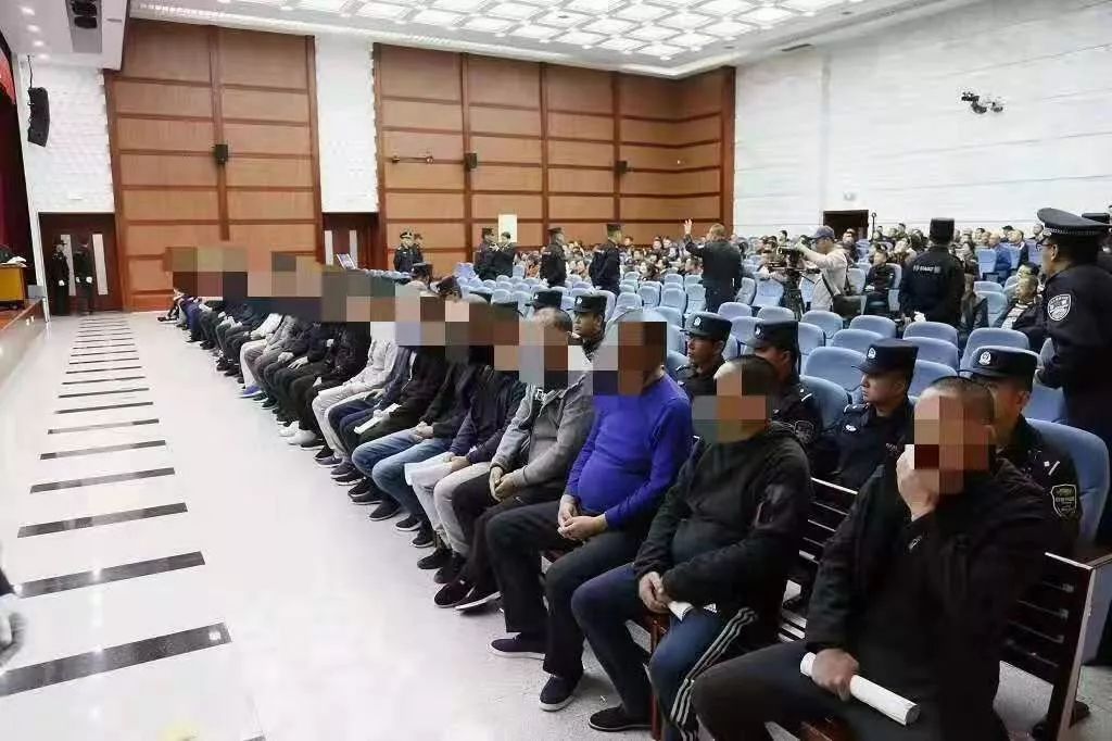 公开审理呼和浩特市人民检察院提起公诉的被告人莫日根等38人犯组织