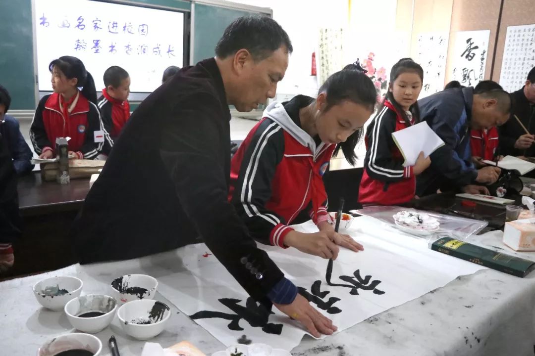 在优美动听的音乐声中书画家们铺开笔墨纸砚,为大家一展书画技艺,并让