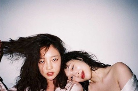 具荷拉再次发布多张与雪莉合照对好友去世表示悲痛