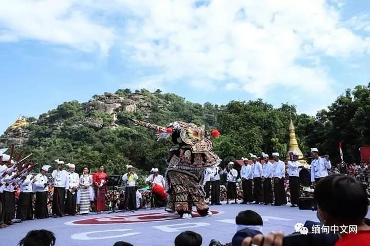 缅甸华人逢年过节喜欢舞龙舞狮,而曼德勒民众喜欢舞大象