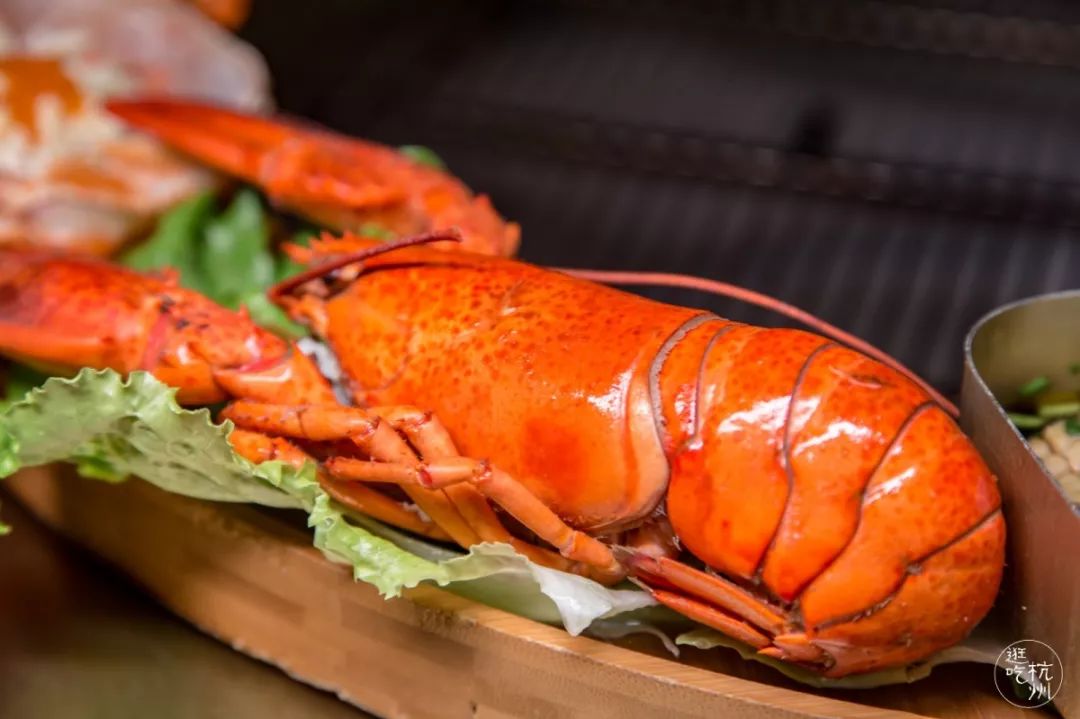 波士顿龙虾,竹蛏王,生蚝,扇贝,小鲍鱼,天鹅蛋,蟹斗,带子齐刷刷排好