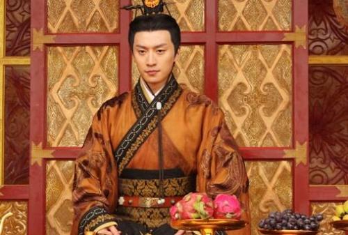 他是皇室红人所有人见了他都恭敬有加却有一事总让他很丢脸