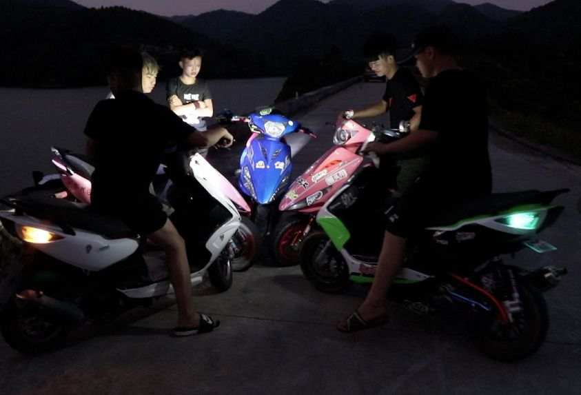 【人物】广西白马镇上"鬼火"少年今年3月,广西北流交警发布了一则消息