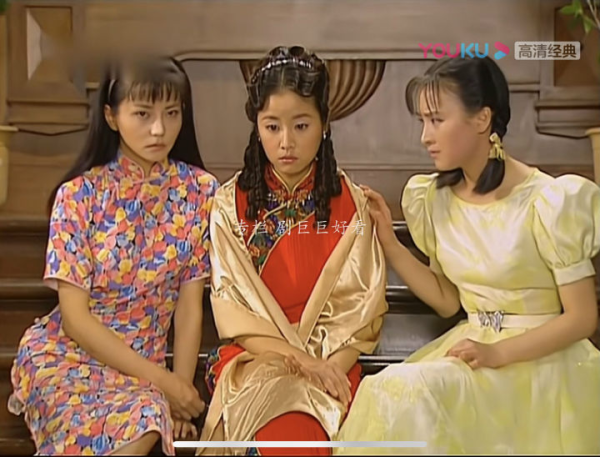 紫色的丧服,这时候的梦萍已经有了她这个年纪不该有的沉稳和沧桑.