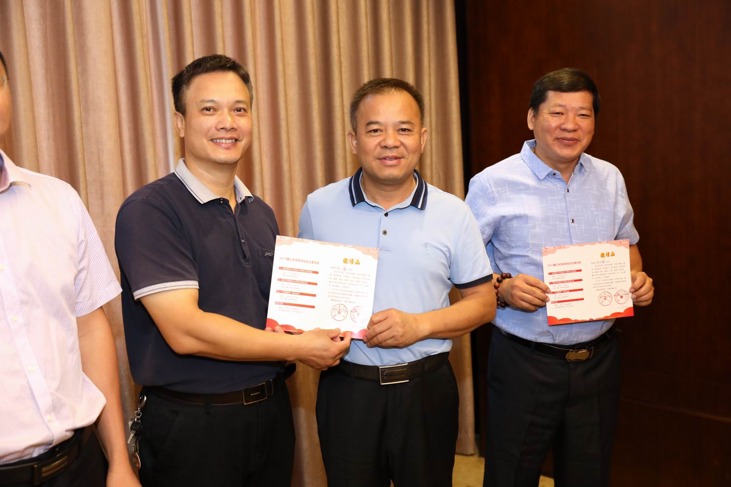 廉江中学张旭校长向广大廉中校友发出了百年校庆邀请函