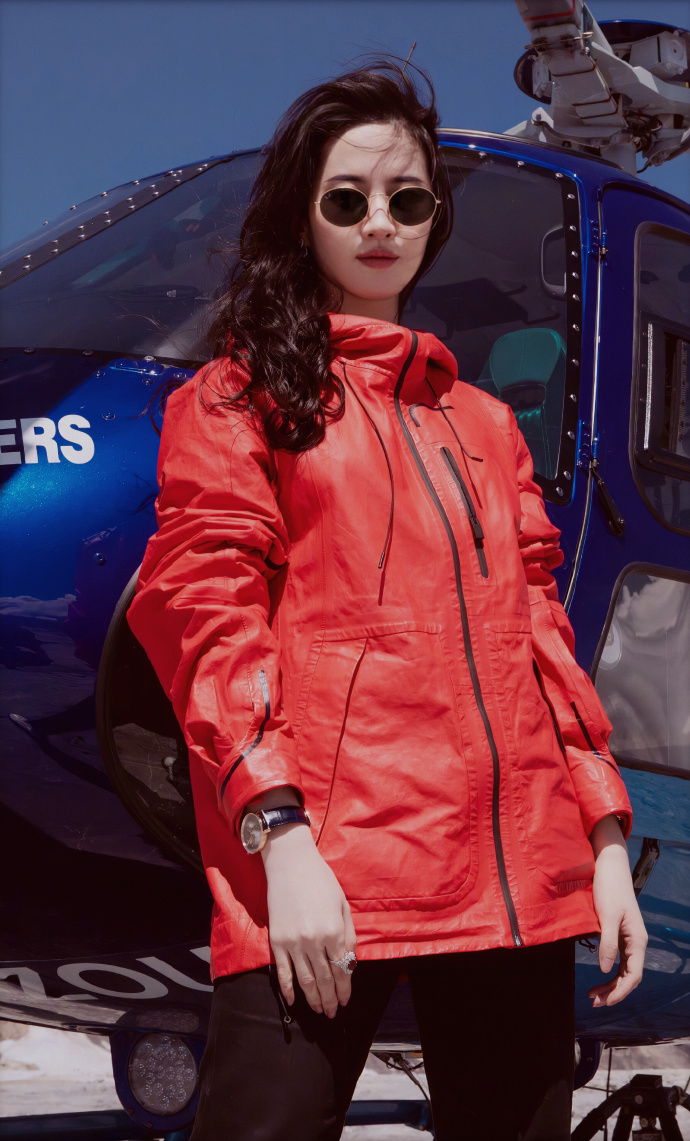 原创刘亦菲红衣登瑞士少女峰美艳绝伦英姿飒爽