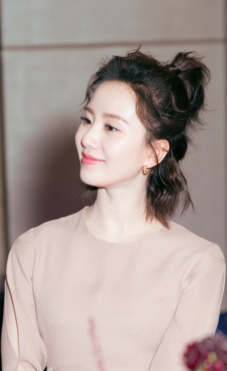 刘诗诗与珠宝的搭配非常高级精致的耳环是亮点唯美的女神风范