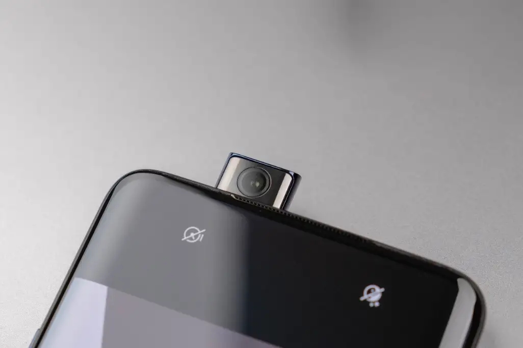 值得一提的是,一加7 pro采用了一颗1600万像素的前置摄像头,虽然使用