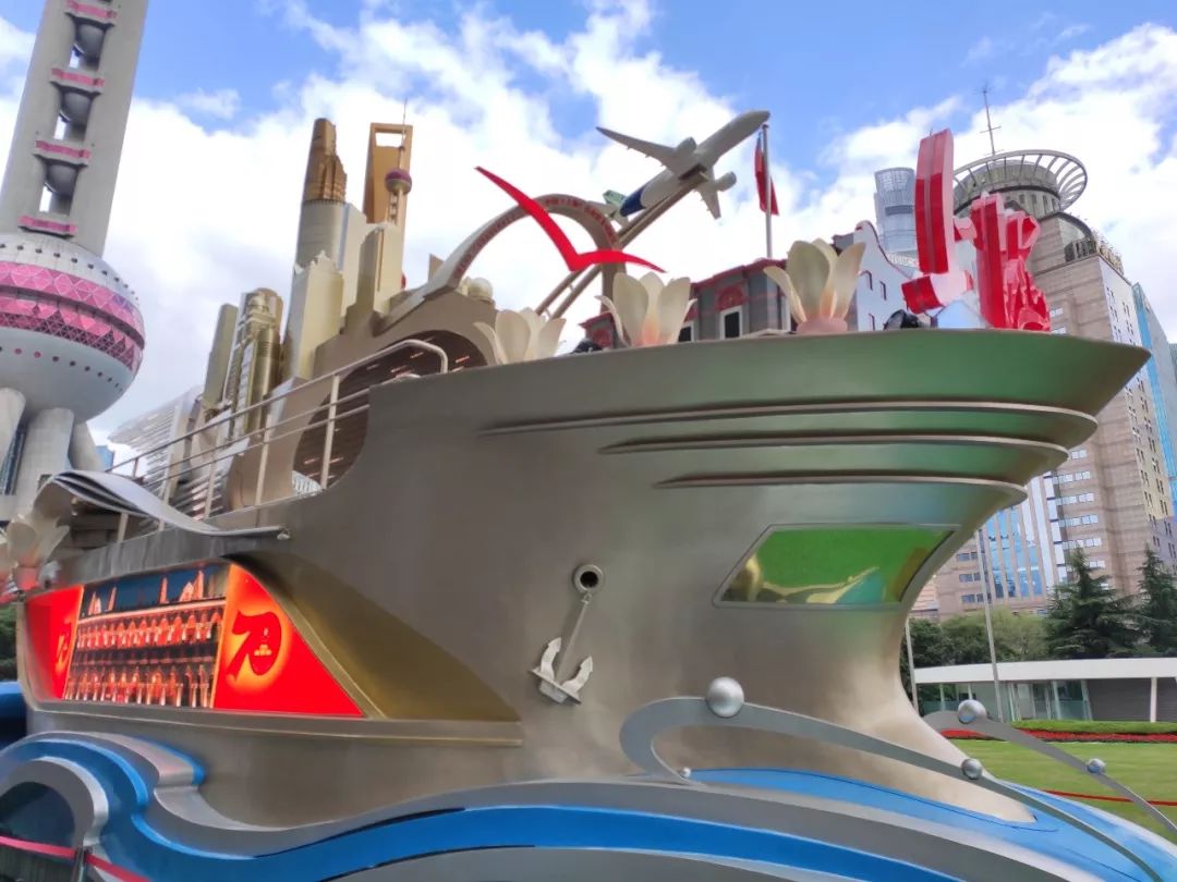 还记得国庆阅兵时上海的彩车么现在可以参观了就在上海