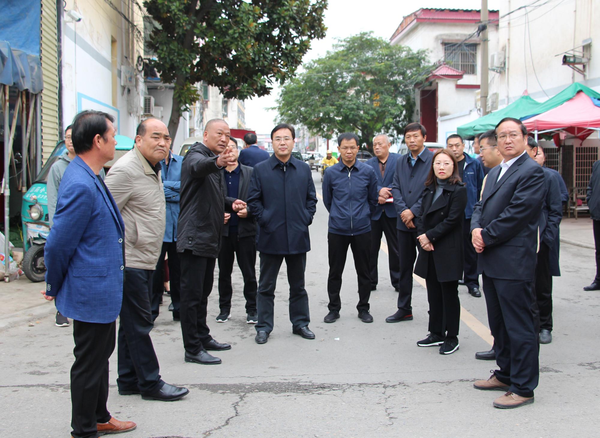 临颍县委书记县长督导省级文明城市创建工作现场解决问题