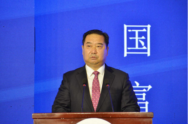 图为兴化市委常委,市政府常务副市长徐立军发起"全球四大花海"合作