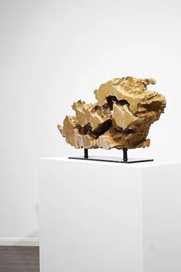 在雕刻着时光的柱子间看场艺术展是种怎样的体验