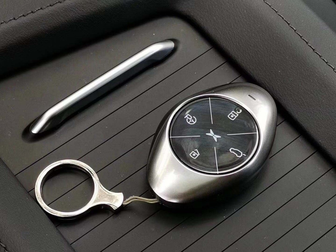 小鹏g3的钥匙设计也非常独特,除了传统的开锁解锁和尾箱开关外,还多了