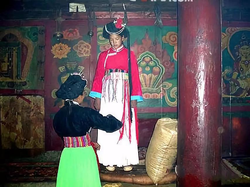 泸沽湖畔摩梭人神秘成人礼