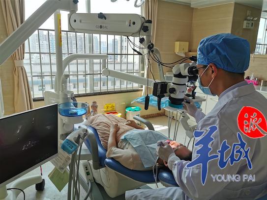 发现口腔有异常,应及时就医检查tips:正常情况下,口腔黏膜光滑平整.