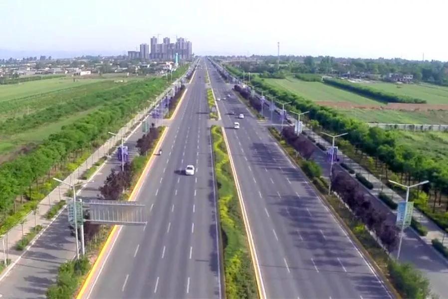 南北泾惠一至十四路及西韩路,鹿苑大道),境内国道3条,过境高速4条,县