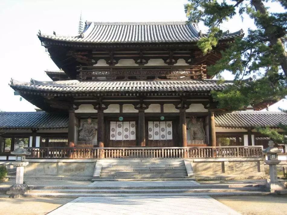 法隆寺分為東西兩院,西院保存了金堂,五重塔;東院建有夢殿等,西院伽藍