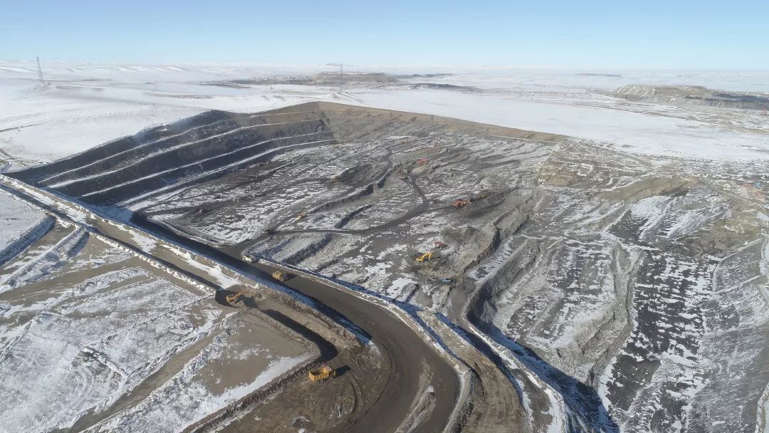 锡林浩特大型煤矿截至2015年底,内蒙古自治区已发现矿种144种,占全国