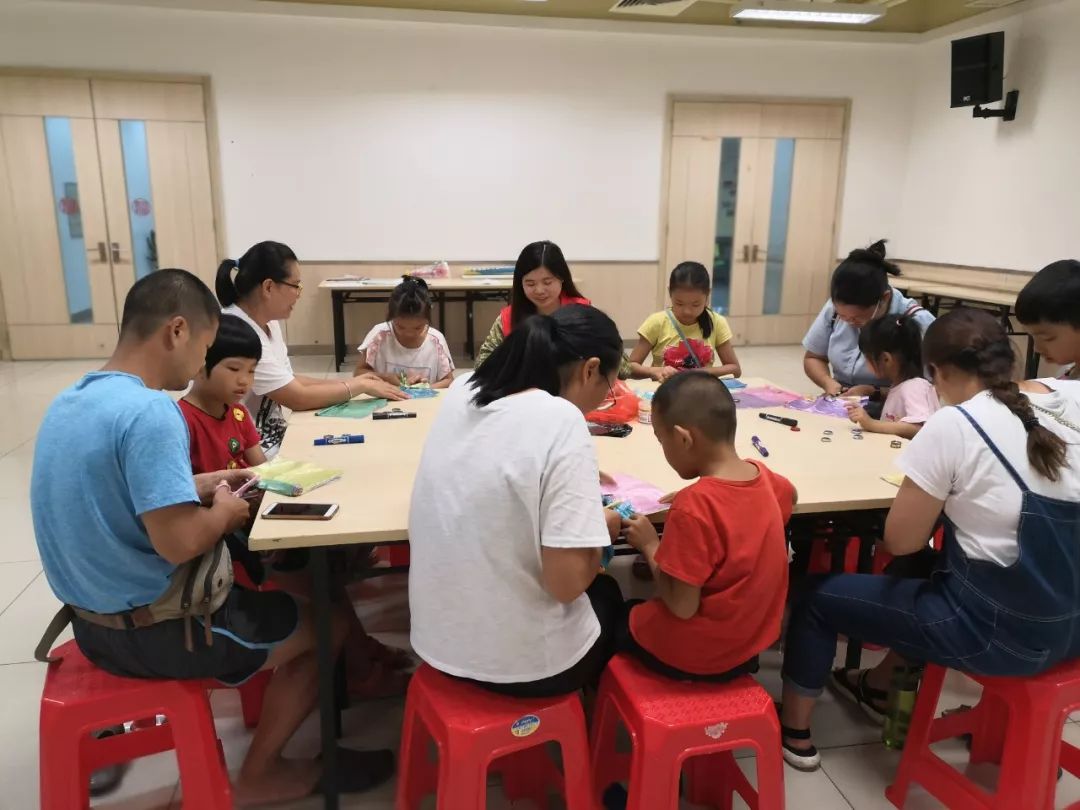 毽子竟能用瓶盖和塑料袋来制作亲子手工课堂乐趣多